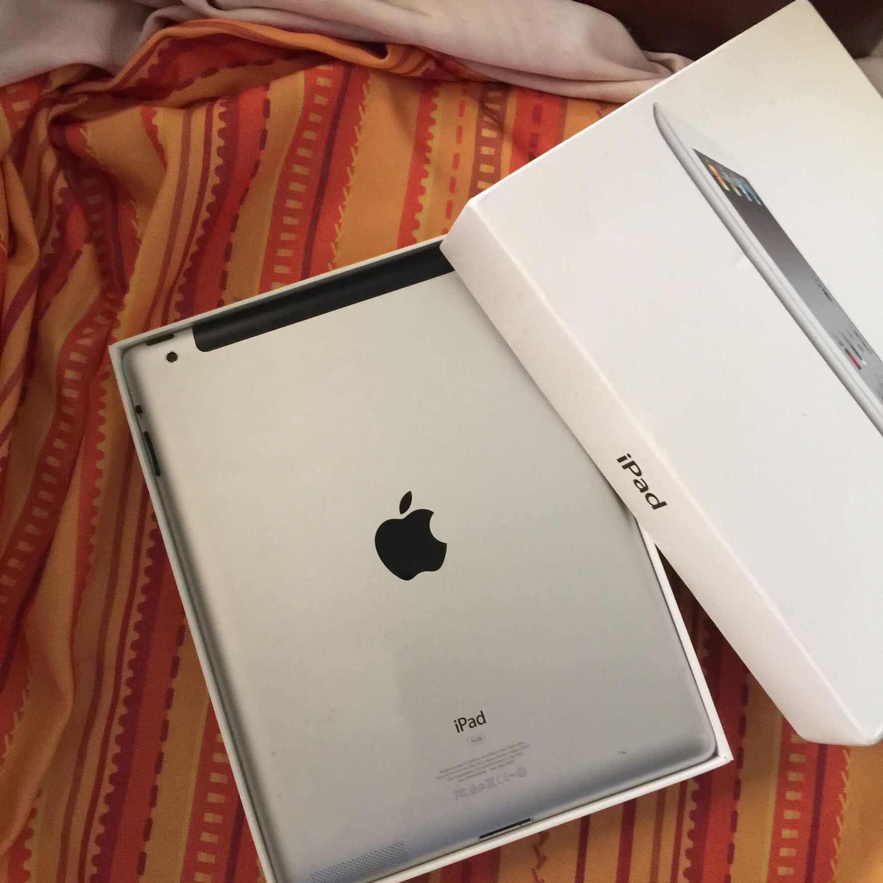 iPad 2/ 64GB WiFi/Cellular Unlocked all works with Charger 129$ Firm price