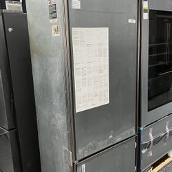 Built In Subzero 30” Bottom Freezer Refrigerator 