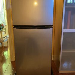 Refrigerator 11.6 Cu ft With Top Freezer Whirlpool 