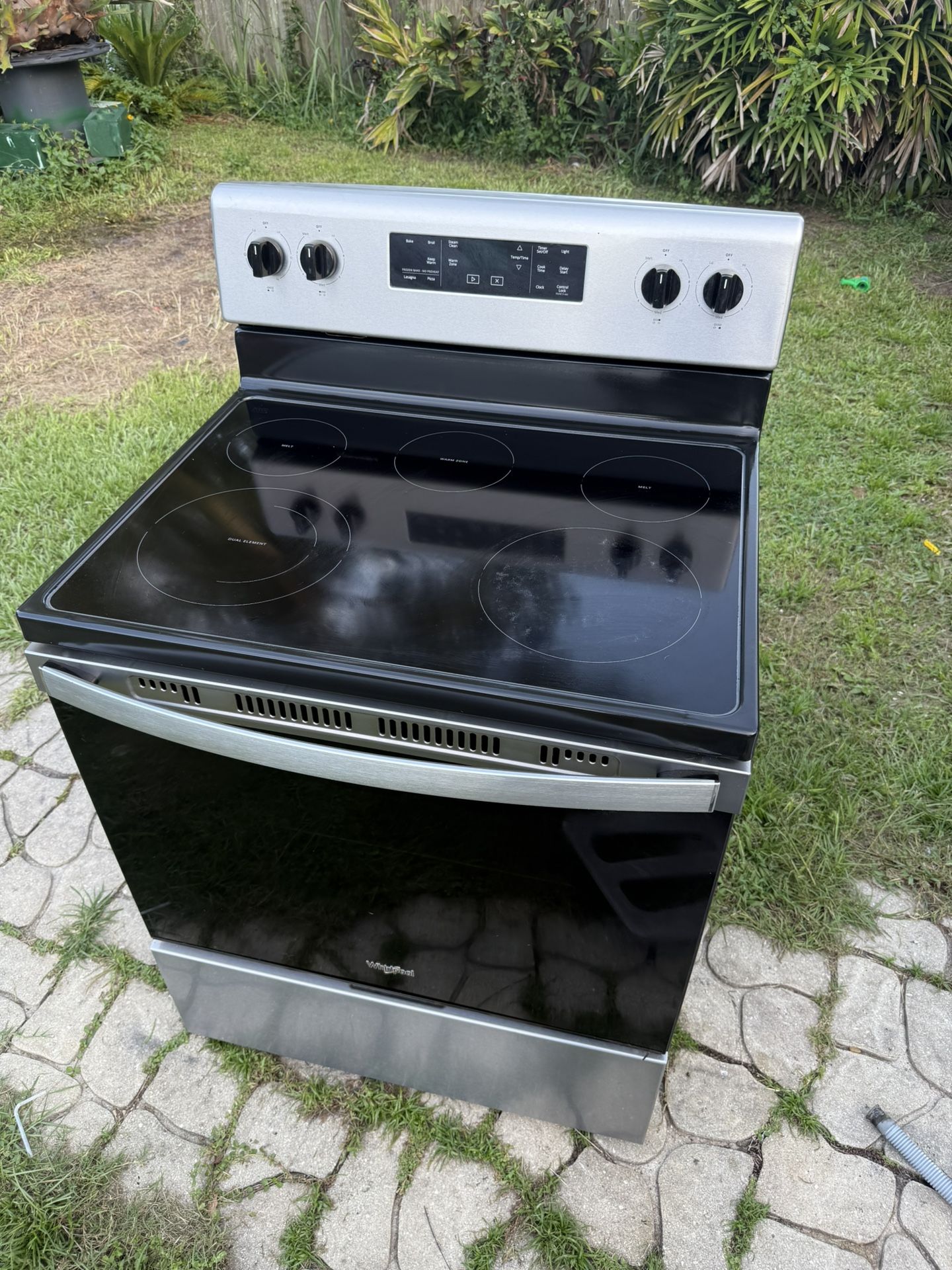 Whirlpool 30-in Glass Top 5 burners 5.3-cu ft Freestanding Electric Range ( Stainless Steel ) 