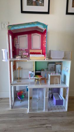 Rainbow High 3-Story Dollhouse