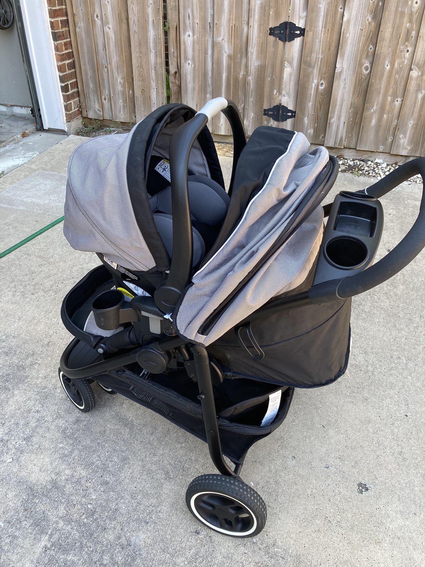 Graco Snugride 35 Modes 3 Lite xt Carrier, Stroller, two car bases and umbrella stroller