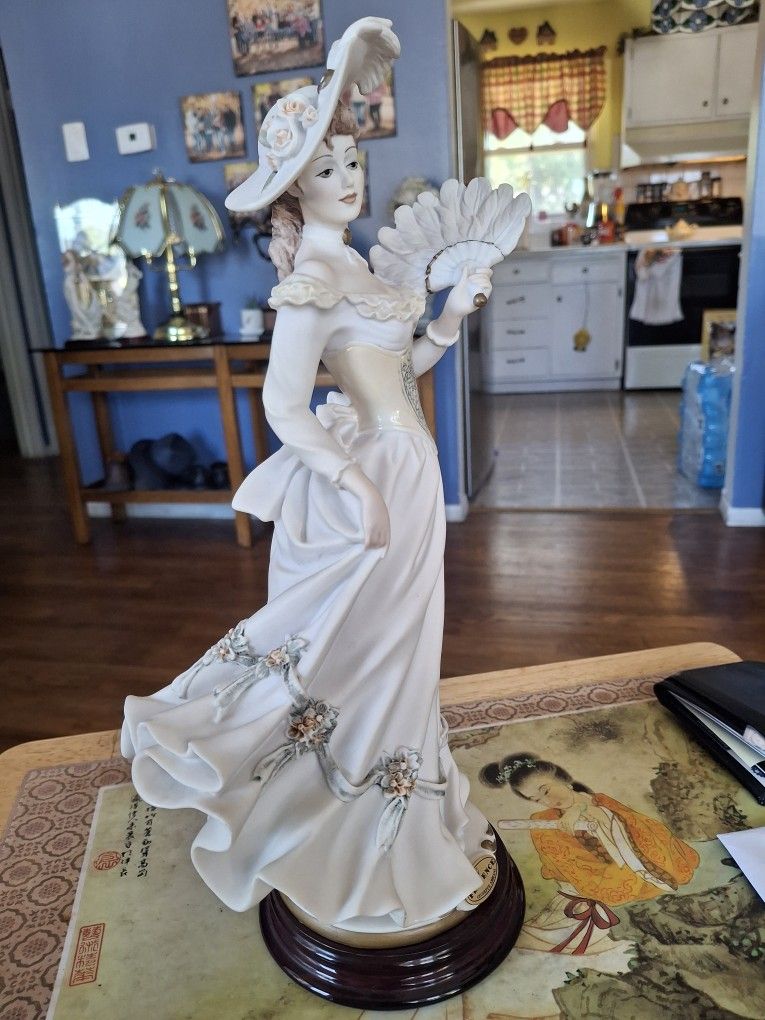 ABSOLUTELY GORGEOUS LOOKING VINTAGE PORCELAIN FIGURING BY ITALIAN ARTIS GIUSEPPE ARMANI