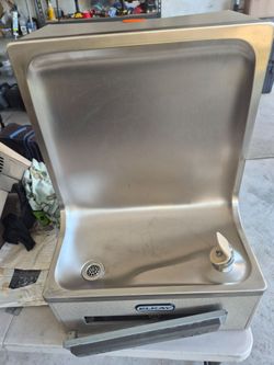 New wall mounted water cooler drinking fountain