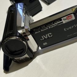 JVC Everio HD 720p 40x YouTube Blogging Flash Memory Video Recorder Camcorder with Charger & Battery