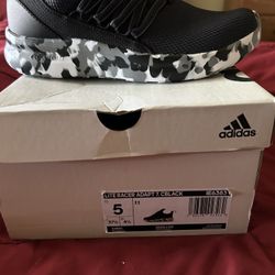 Lite Racer Adidas Size 5