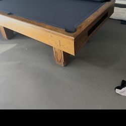 Pool table 
