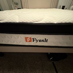 Queen mattress barely used looks new