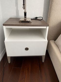 Crate & Barrel Wrightwood Nightstands / Mesitas de noche – Set of 2 / Juego de 2