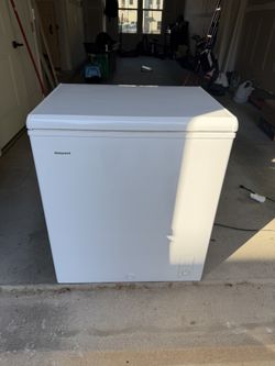 HOTPOINT 5.1 CU. FT. MANUAL DEFROST CHEST FREEZER