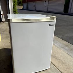 Mini Fridge (2.6 cu. ft.)