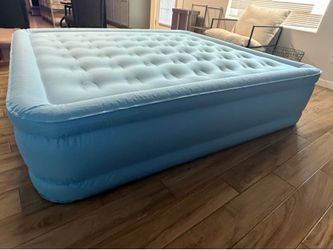 King sized blow up w/ built in pump