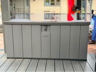 Lifetime Storage Box 150 gallon great condition