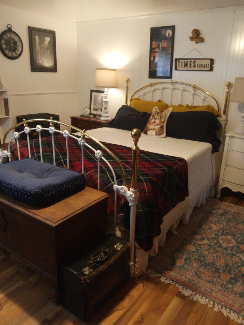 Vintage Brass Queen Bed With Mattress And Box Spring 