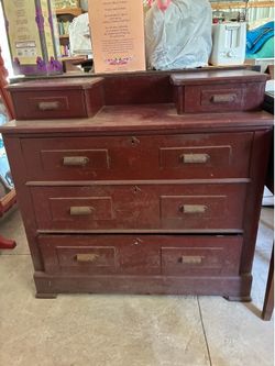 Dresser/ bureau