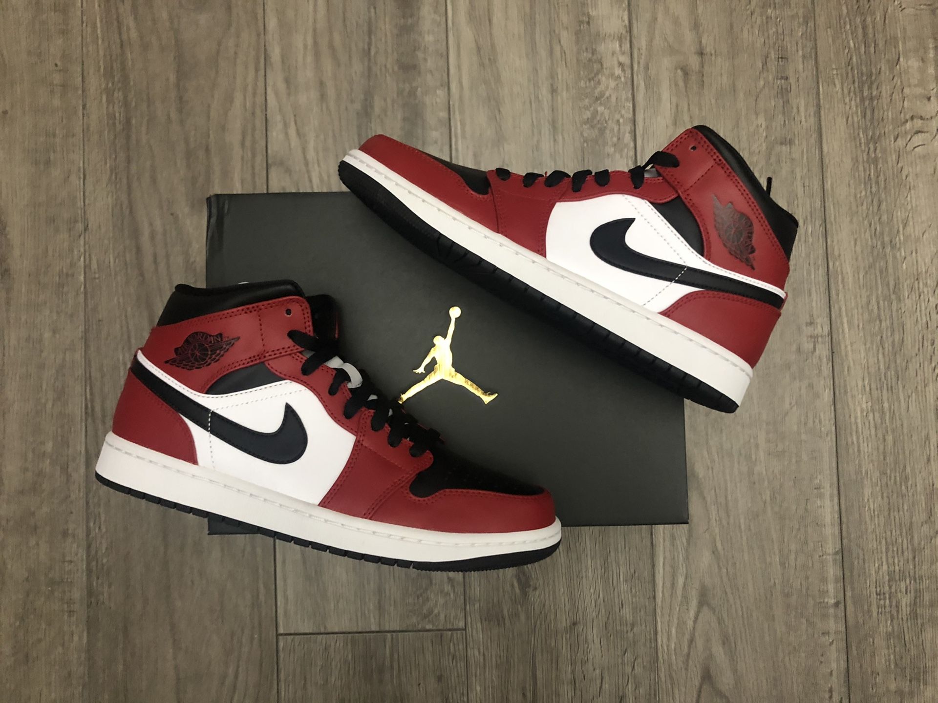Jordan chicago toe Size and 10 all come with reciept