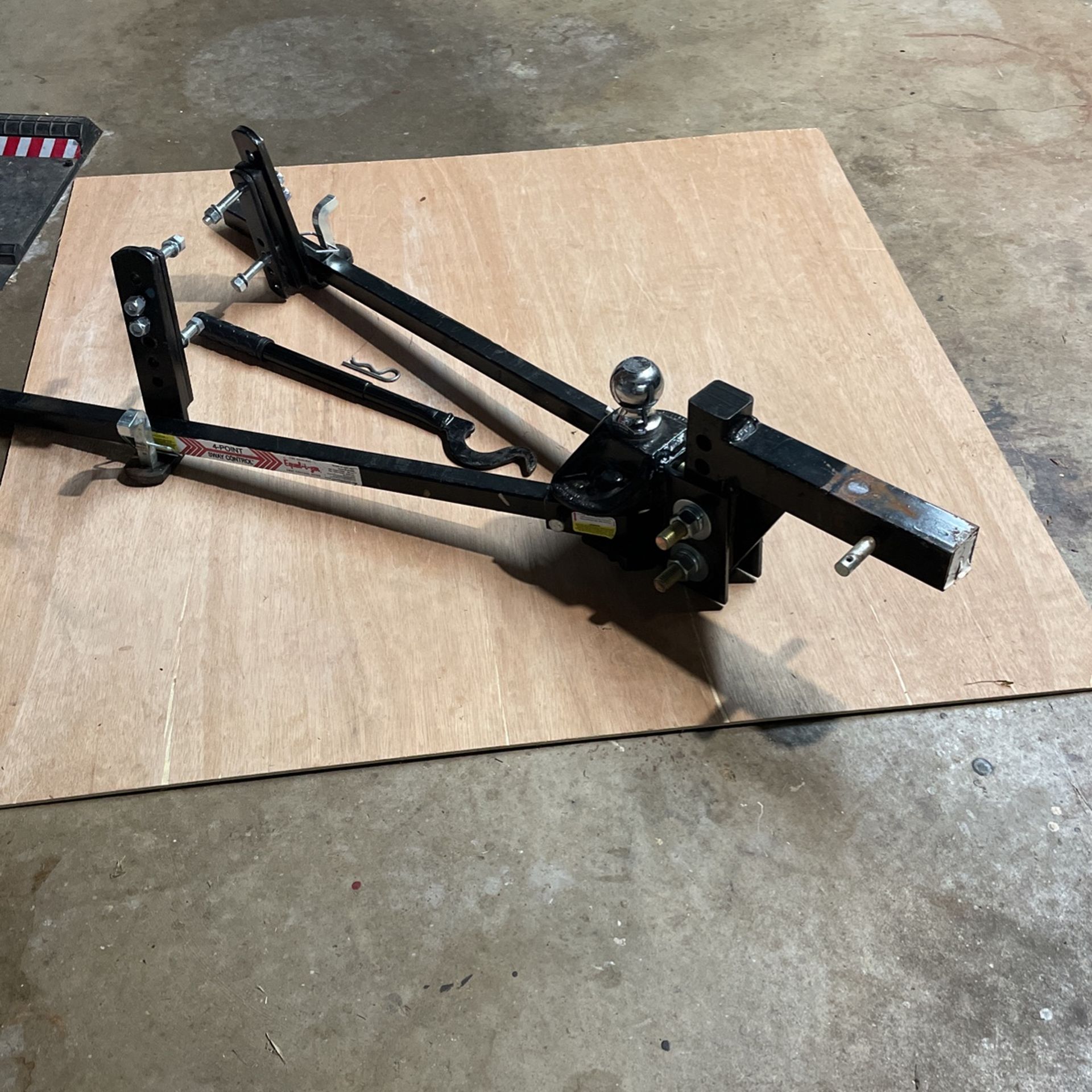 Equal-I-Zer Sway Control Hitch, Model Number 90-00-0600. Max Tongue Weight 600 Lbs. Max Trailer Weight 6,000lbs.
