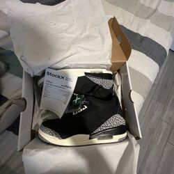 Selling Noir Jordan 3s