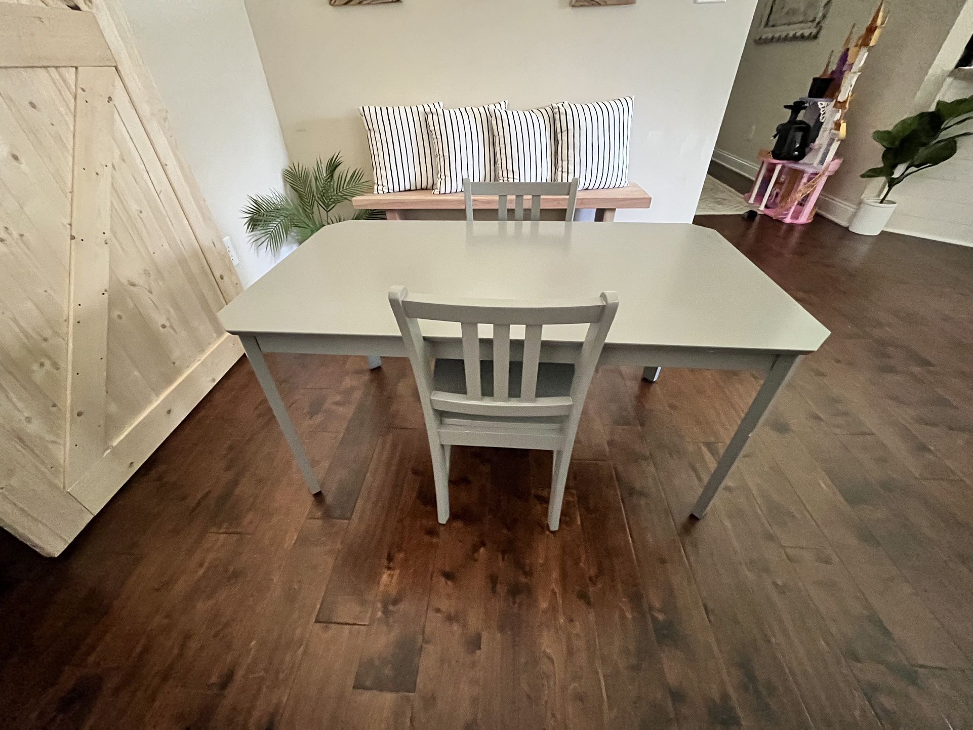 Kids “rooms To Go Table” With 2 Chairs