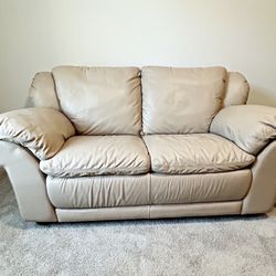  Beautiful Tan Leather Loveseat Thick Cowhide Leather - $175 (Powder Springs) 