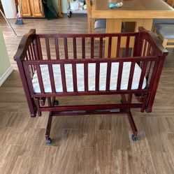 WOOD BABY GLIDER CRADLE/BASSINET