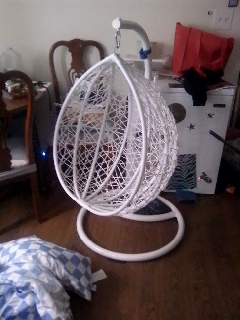 Wicker Egg Chair With Stand