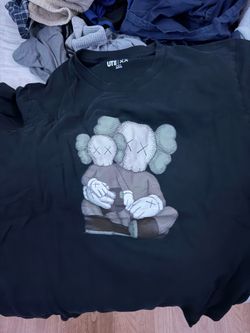 kaws x uniqlo shirt