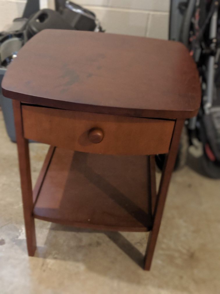 End table/ nightstand
