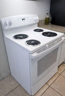 Stove Electric Stove oven Black or White, Good Condition, Fully Works, Delivery Available, Free Replacement Warranty!