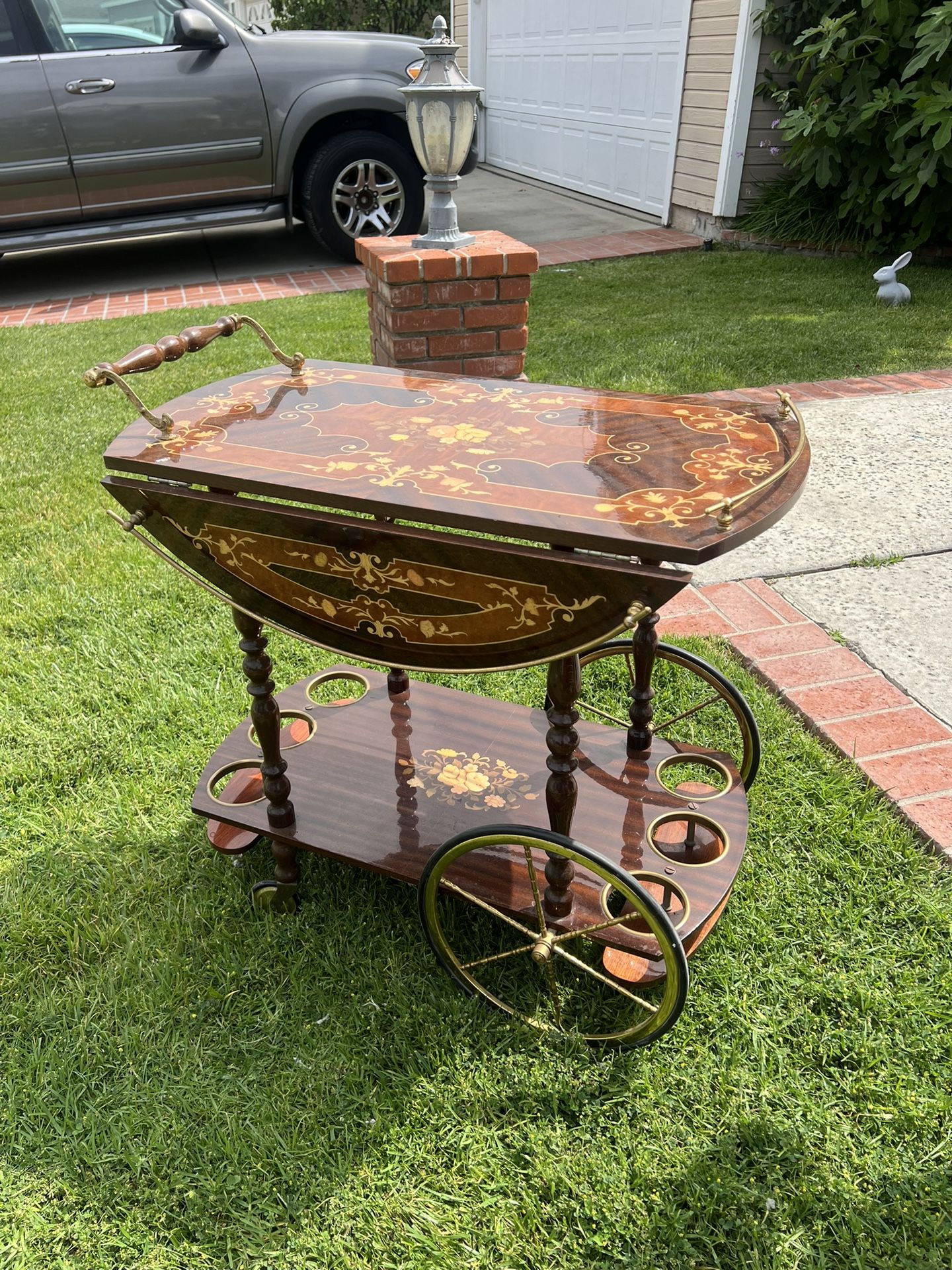 Beautiful Vintage Bar cart In Perfect condition 