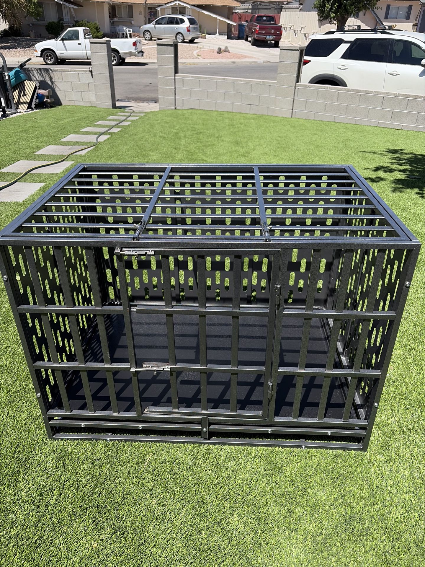 heavy-duty metal dog crate 25”w X 27”t X 37”l
