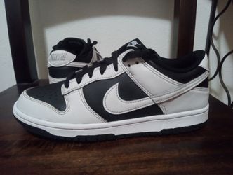 Nike Dunk low size 7 Men's.  8.5 Women $40
