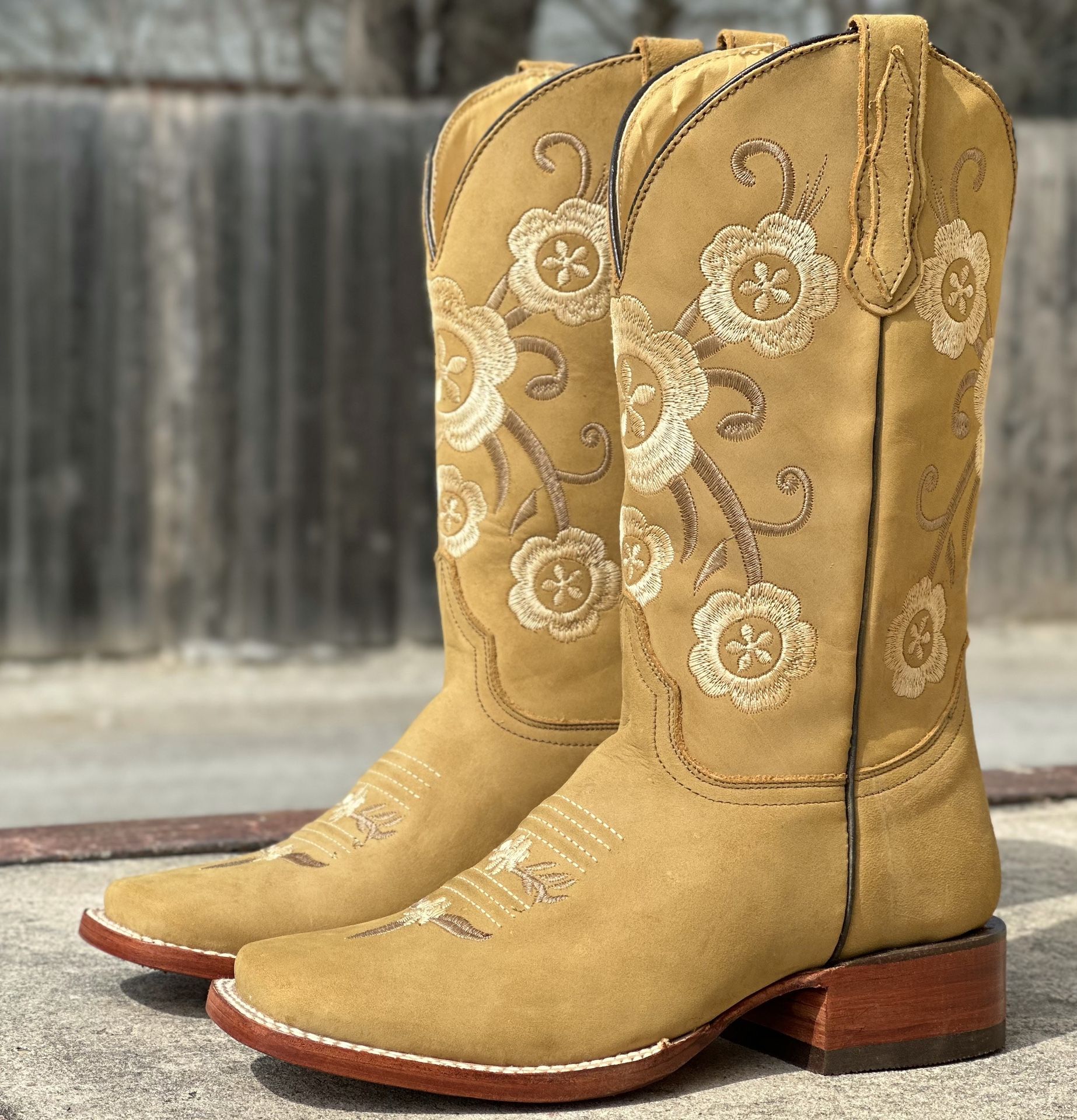 WOMEN WESTERN BOOTS// BOTAS PARA DAMA  Clothing