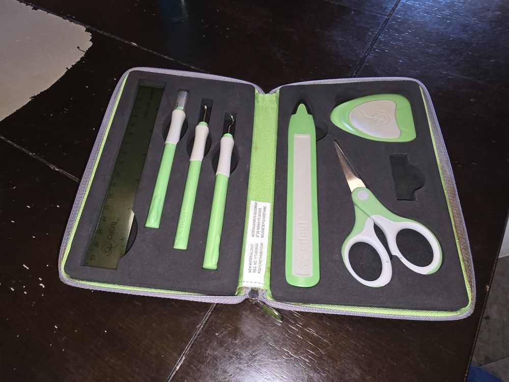 Cricut 7 Piece Tool & Cutting Machine