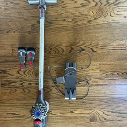 Dyson V7 Motorhead With Accessories 
