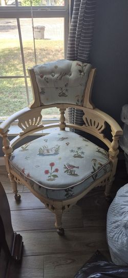 VINTAGE CORNER CHAIR 