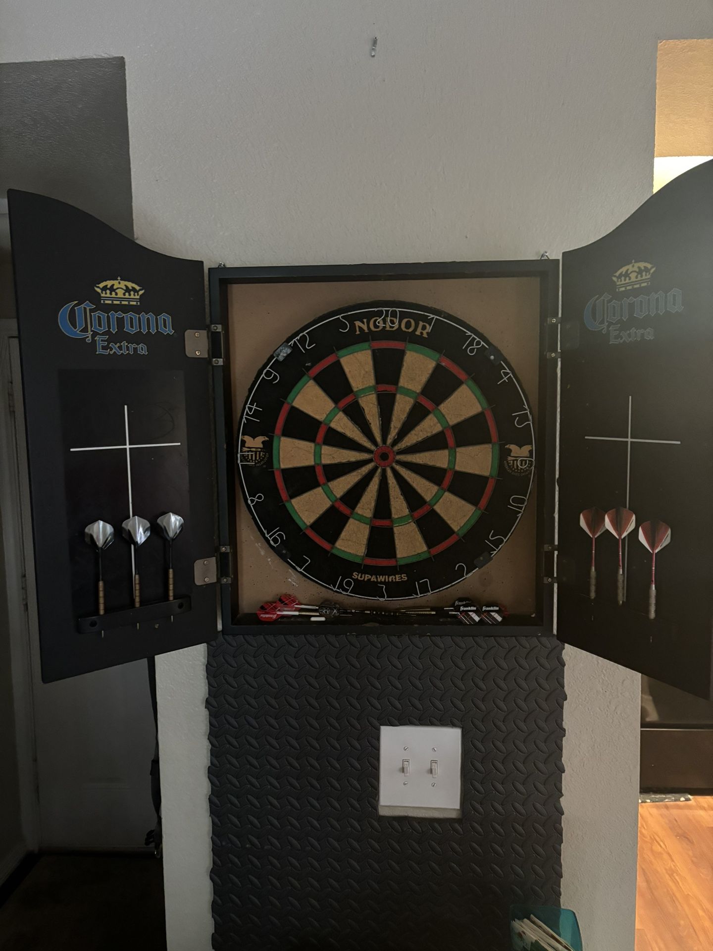 Corona Dartboard Case And Board Two Sets Of Darts