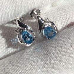 10k White Gold Studs 