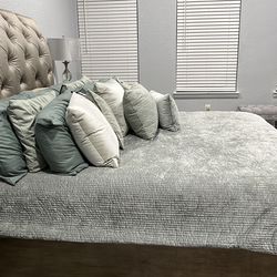 4 piece Bedroom Set ( pick UP ONLY)