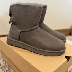 New UGG Woman’s Size 8 Bailey bow ll Gray Authentic 100%