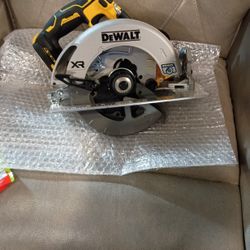 New DeWALT 20 Volt 20V Max XR 7 1/4" Cordless Brushless Circular Saw DCS570B