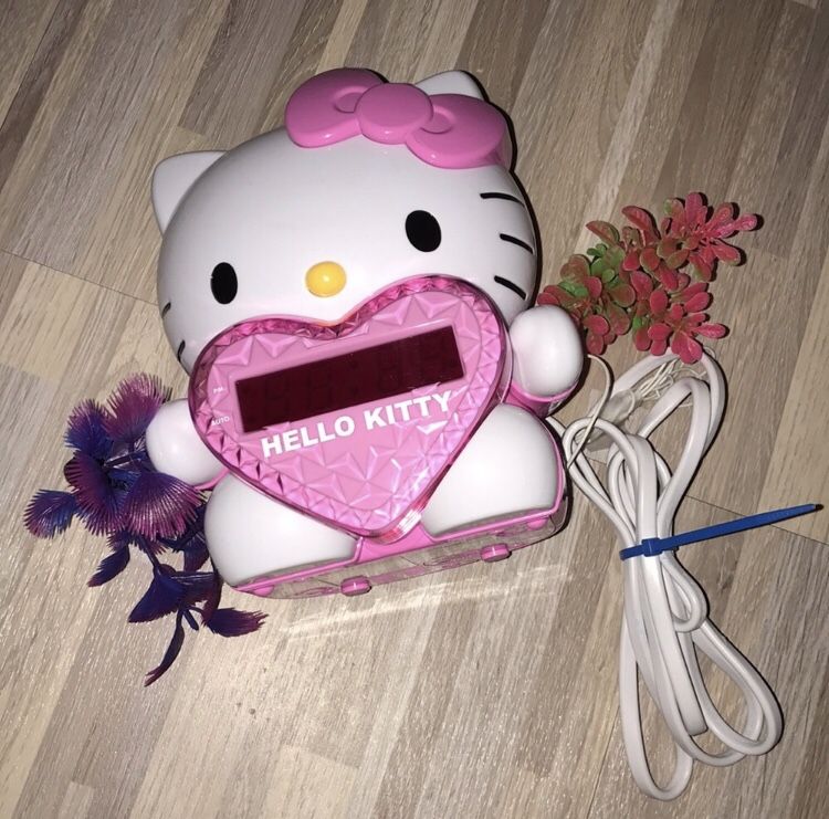 Hello kitty clock