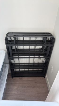 Queen size bed frame - 2 pieces, collapsible