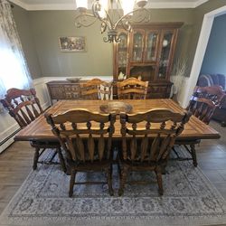 Virginia House Hutch and Dinning Room Table Set