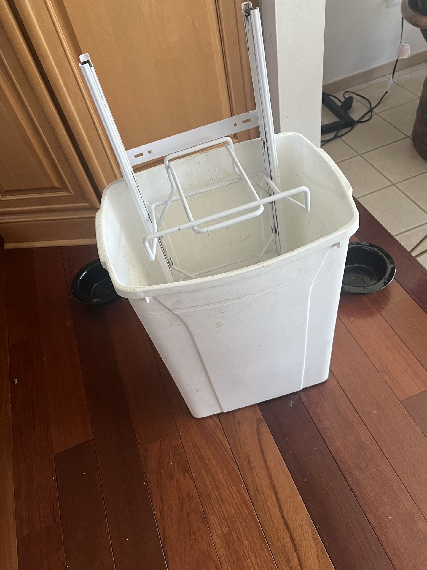 Under The Cabinet Pull Out Trash Can.  No Cracks.  Needs Cleaning