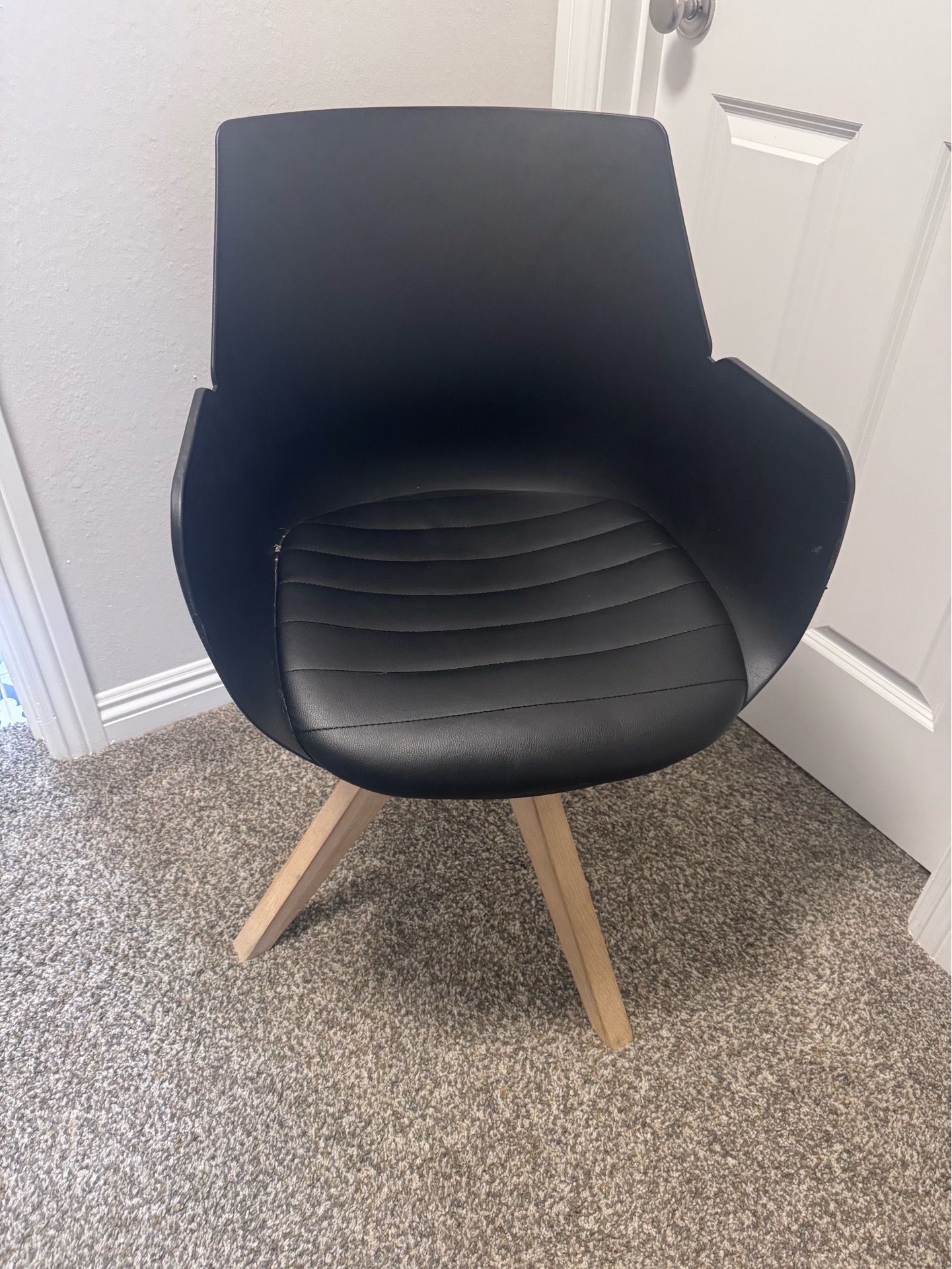 Black desk chair