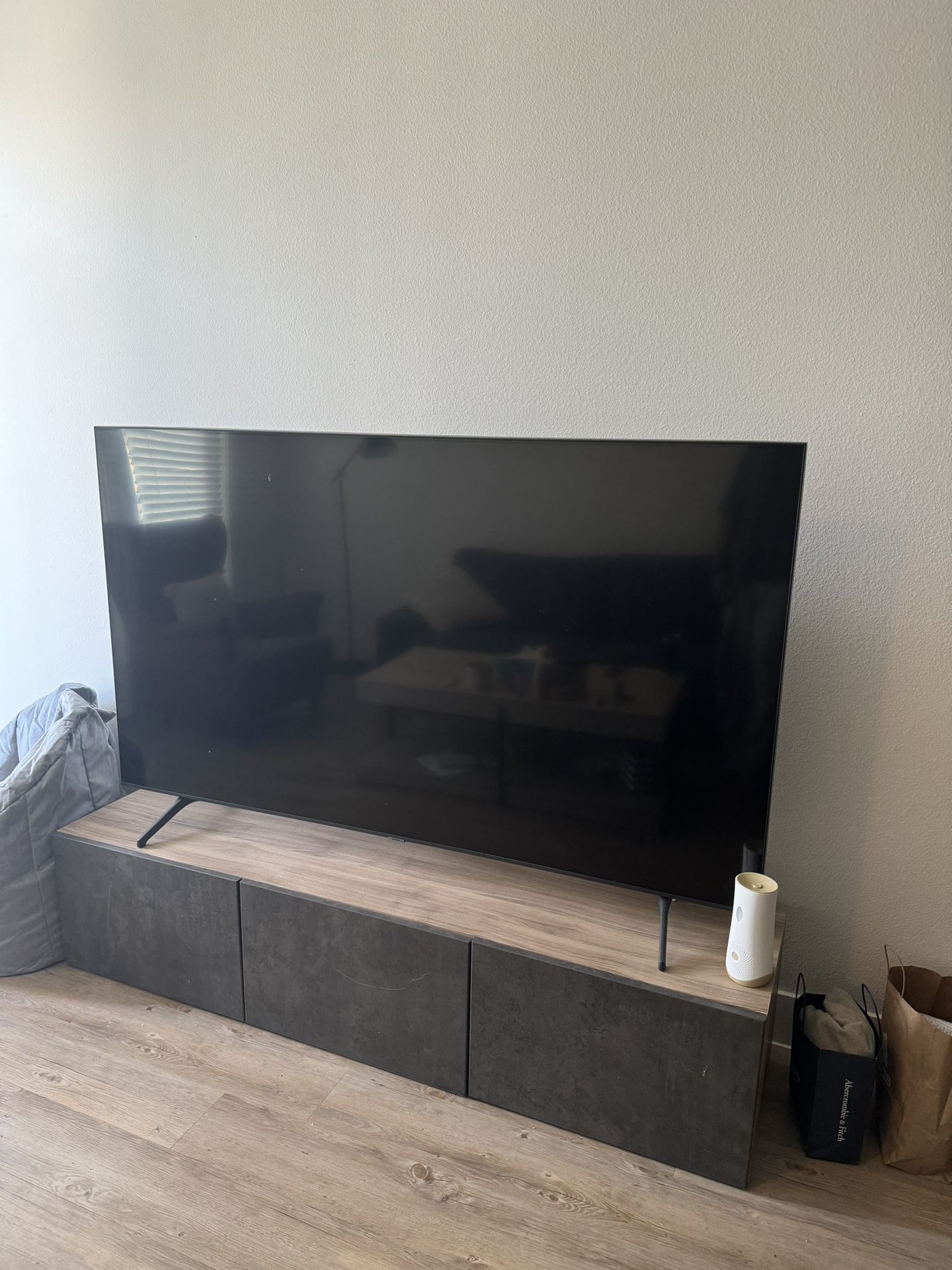 Samsung Smart TV With Table