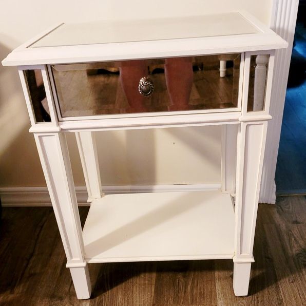 Pier 1 End Table/Nightstand 