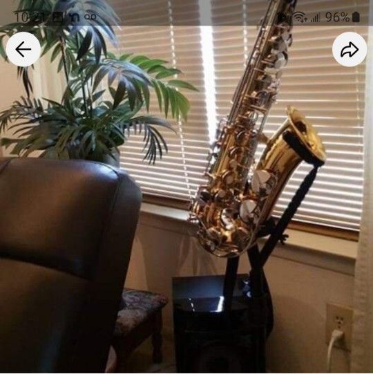 YAMAHA ALTO SAXOPHONE - $1,100