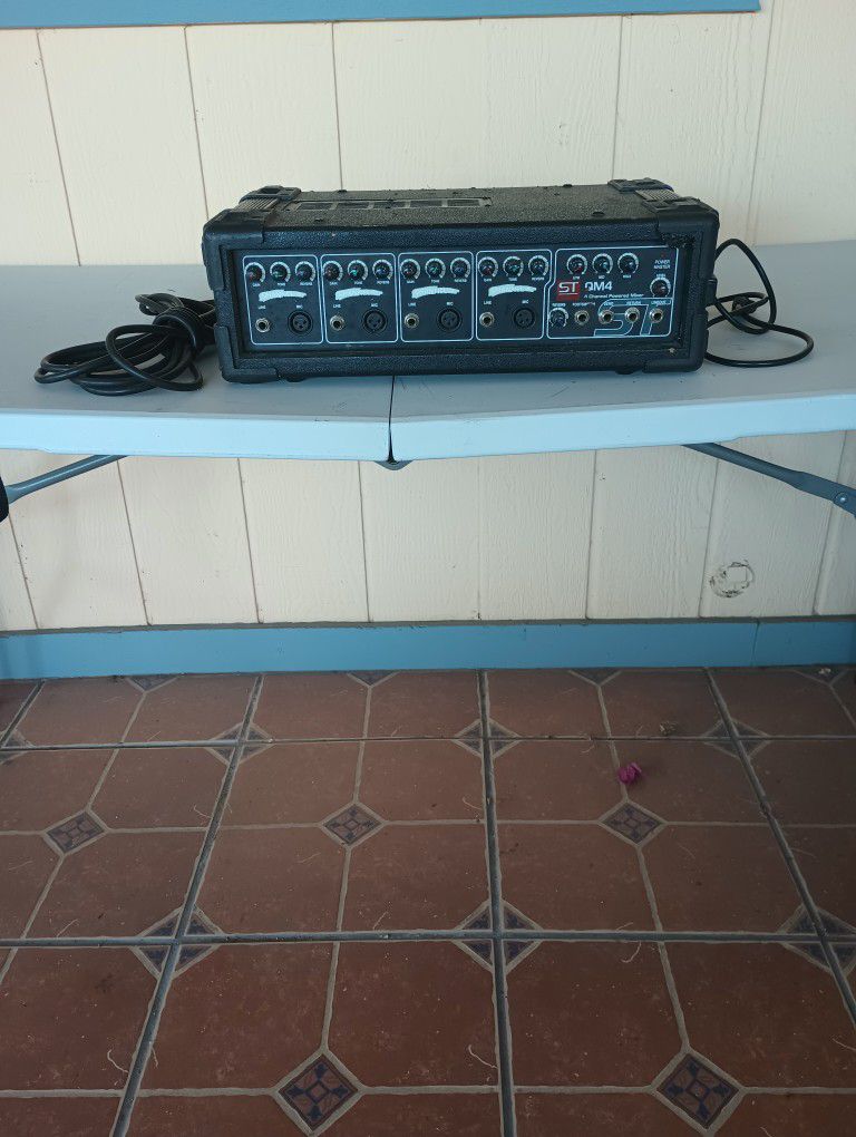 ST QM4  4 Channel Powered Mixer